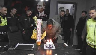 Polisi karşılarında g&ouml;r&uuml;nce &ouml;nce rol icabı kavga ettiler sonra pasta kestiler