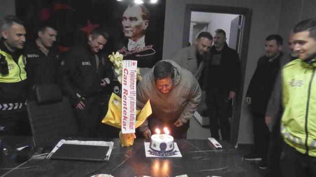 Polisi karşılarında görünce önce rol icabı kavga ettiler sonra pasta kestiler