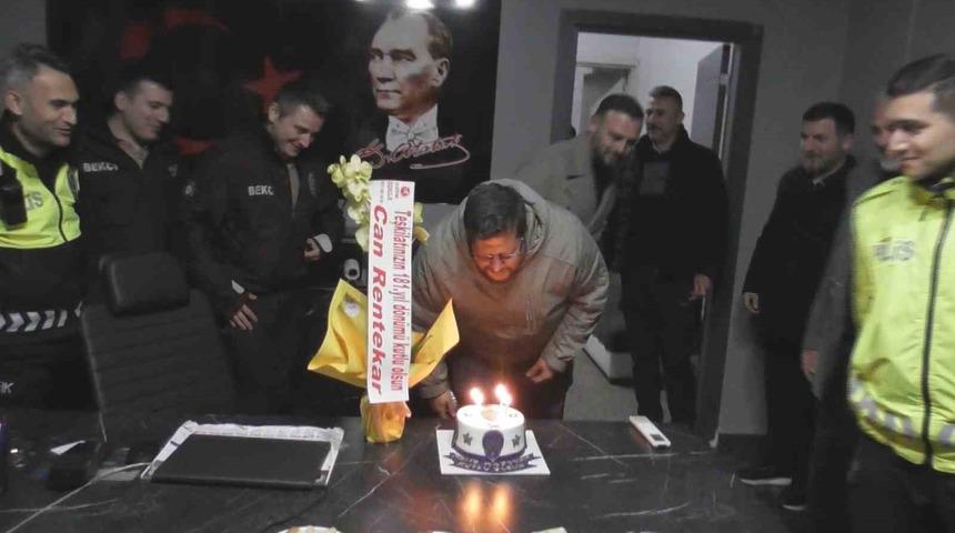 Polisi karşılarında g&ouml;r&uuml;nce &ouml;nce rol icabı kavga ettiler sonra pasta kestiler