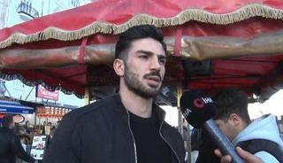 Yakışıklı kestaneci&rdquo;yi g&ouml;rmek i&ccedil;in sıraya giriyorlar! Turistler Karak&ouml;y&rsquo;e akın ediyor