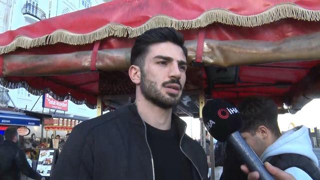 'Yakışıklı kestaneci'yi görmek için sıraya giriyorlar! Turistler Karaköy’e akın ediyor