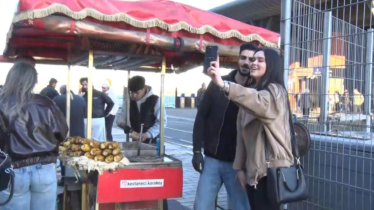  Yakışıklı kestaneci yi g&ouml;rmek i&ccedil;in sıraya giriyorlar! Turistler Karak&ouml;y&rsquo;e akın ediyor 1