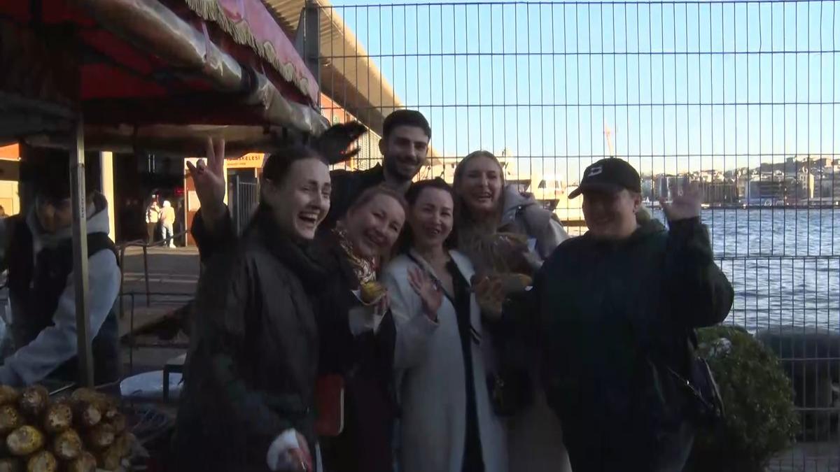  Yakışıklı kestaneci yi g&ouml;rmek i&ccedil;in sıraya giriyorlar! Turistler Karak&ouml;y&rsquo;e akın ediyor 2