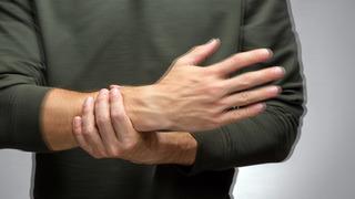 Parkinson’da umut veren gelişme! Ameliyatsız yöntemle titreme durdurulabiliyor