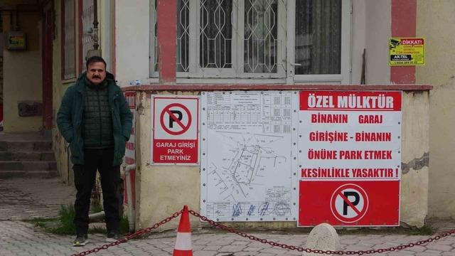 "M&uuml;lk&uuml;m" diyerek kaldırımı dubalarla kapattı 2