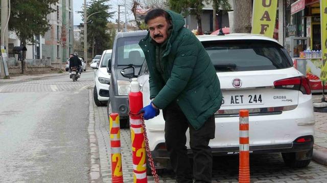 "M&uuml;lk&uuml;m" diyerek kaldırımı dubalarla kapattı 1