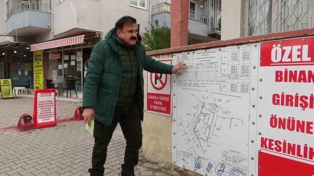 "M&uuml;lk&uuml;m" diyerek kaldırımı dubalarla kapattı 4