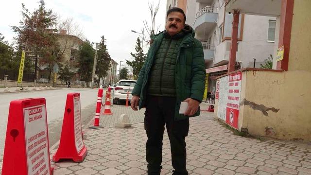 Mülküm diyerek kaldırımı dubalarla kapattı