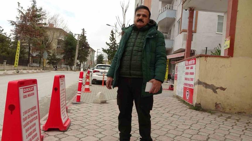 "M&uuml;lk&uuml;m" diyerek kaldırımı dubalarla kapattı