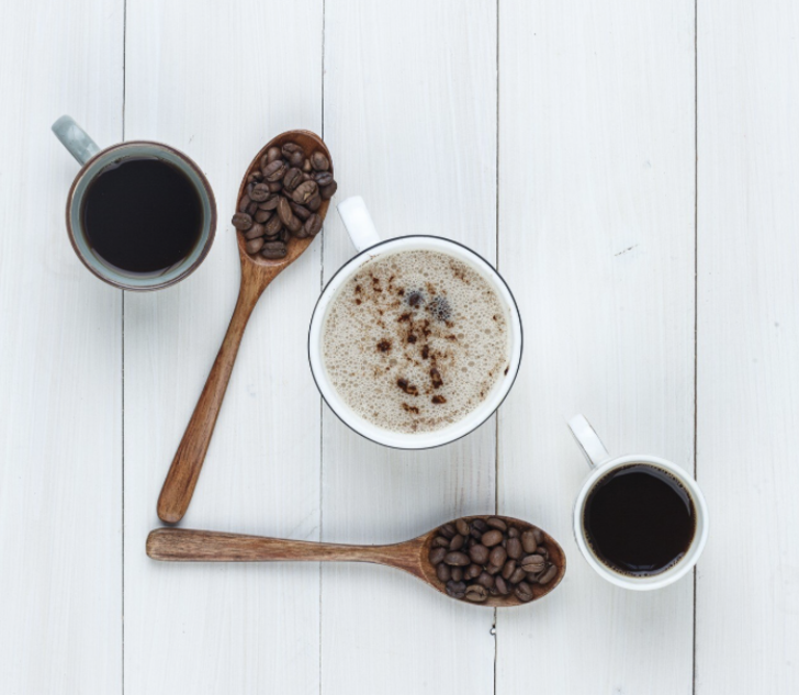 Kahveyi hazırlarken etrafa biraz kahve d&ouml;k&uuml;ld&uuml; ne yaparsın?