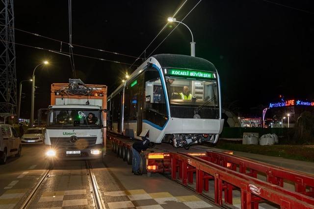 Yeni tramvayların sonuncusu raylara indirildi 1