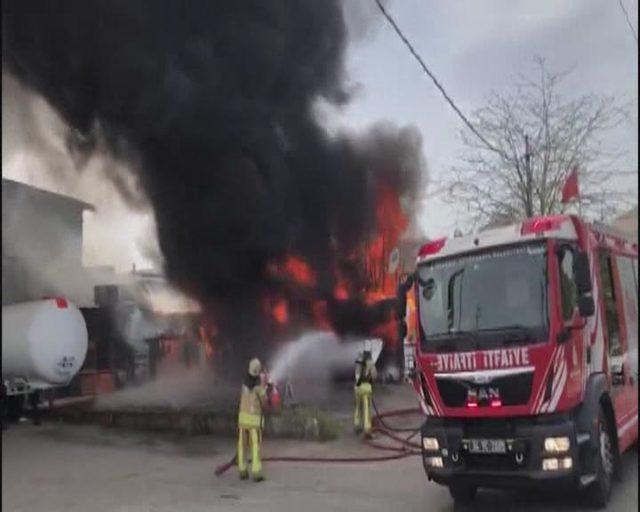 Sancaktepe'de iş yeri alev alev yandı