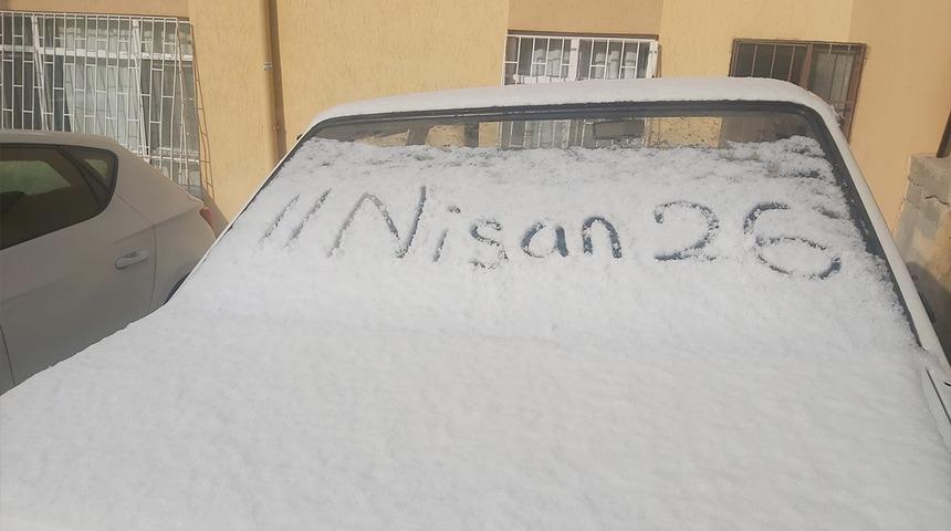 Ankara g&uuml;ne kar yağışıyla uyandı! Ara&ccedil;lar beyaza b&uuml;r&uuml;nd&uuml;