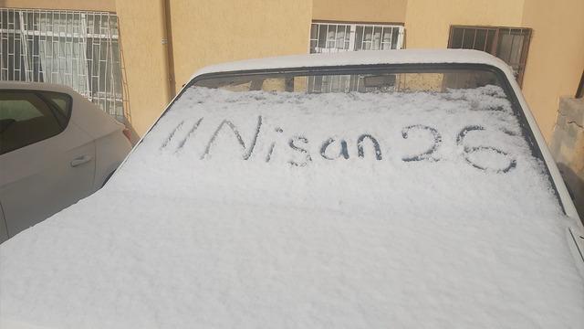 Ankara güne kar yağışıyla uyandı! Araçlar beyaza büründü