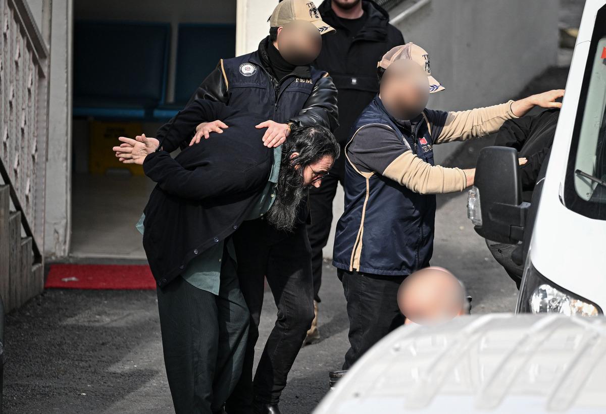 Konsolosluk önündeki saldırıda yeni gelişme: Adliyeye böyle sevk edildiler 1