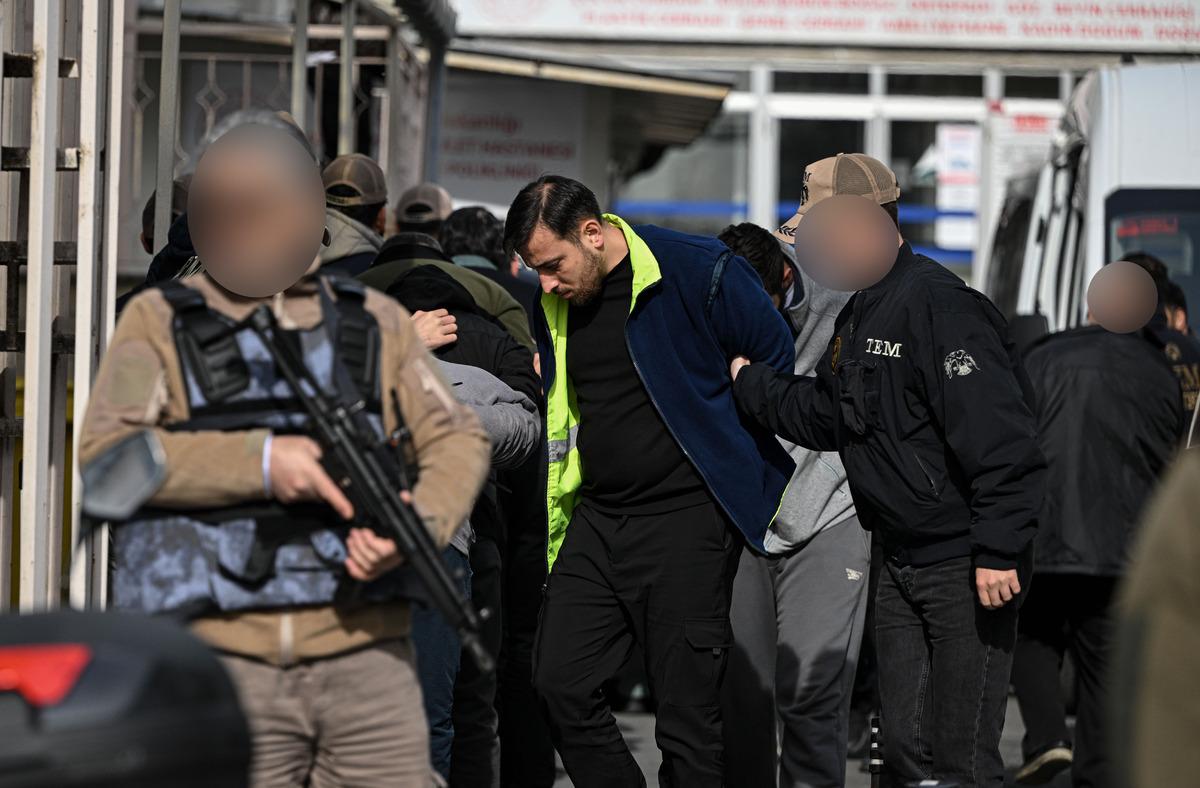 Konsolosluk önündeki saldırıda yeni gelişme: Adliyeye böyle sevk edildiler 2