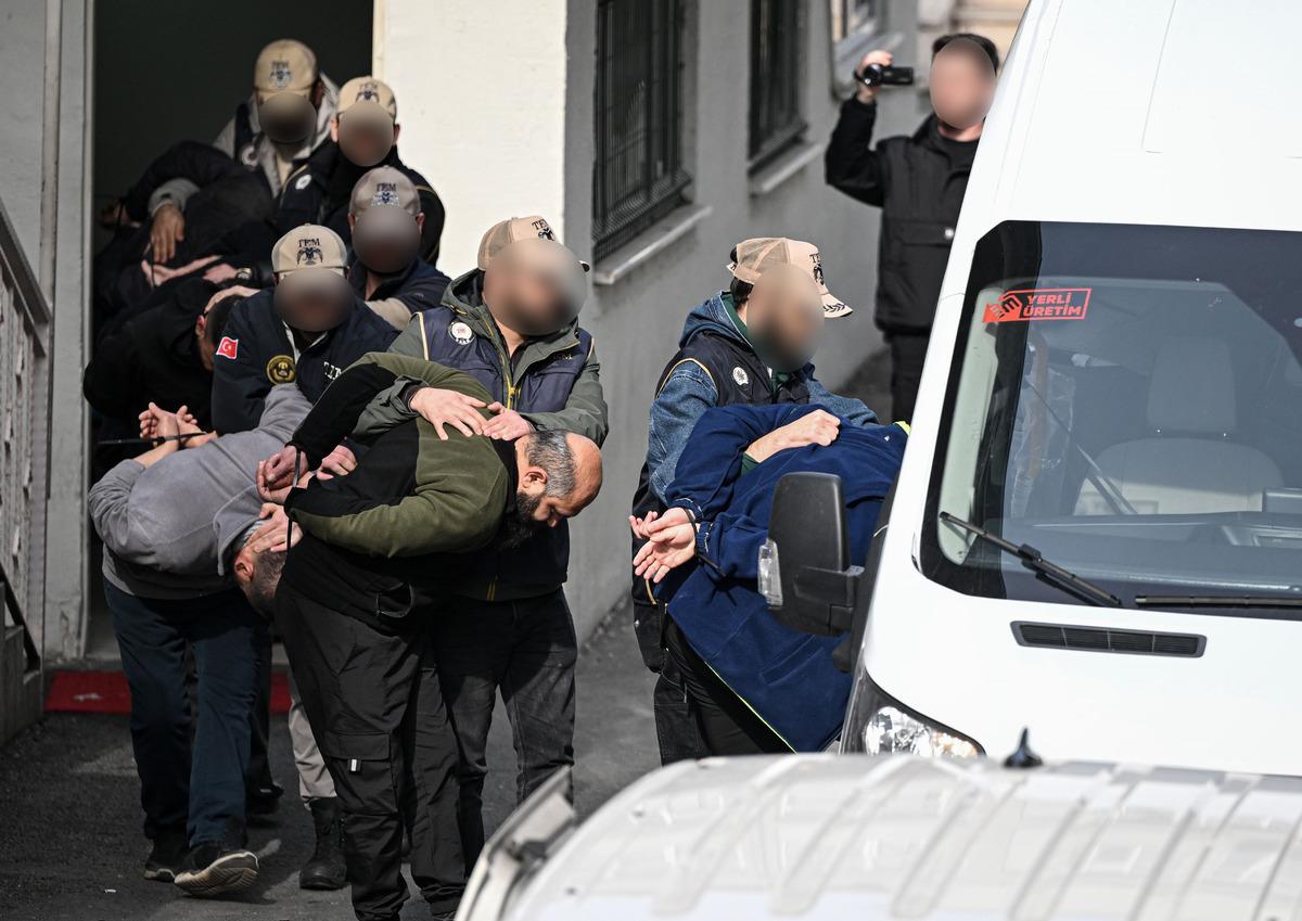 Konsolosluk önündeki saldırıda yeni gelişme: Adliyeye böyle sevk edildiler 3