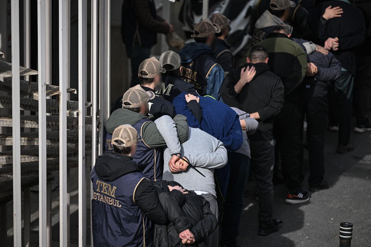 Konsolosluk önündeki saldırıda yeni gelişme: Adliyeye böyle sevk edildiler 4