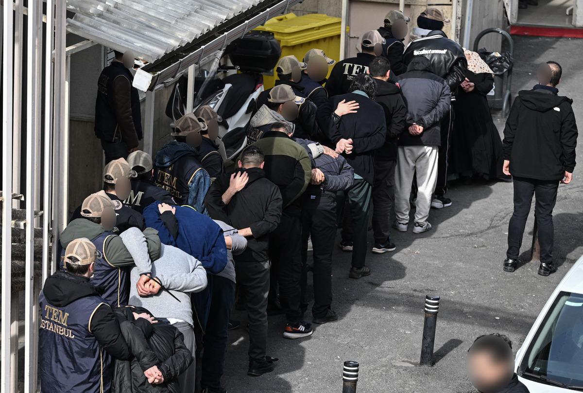 Konsolosluk önündeki saldırıda yeni gelişme: Adliyeye böyle sevk edildiler 5