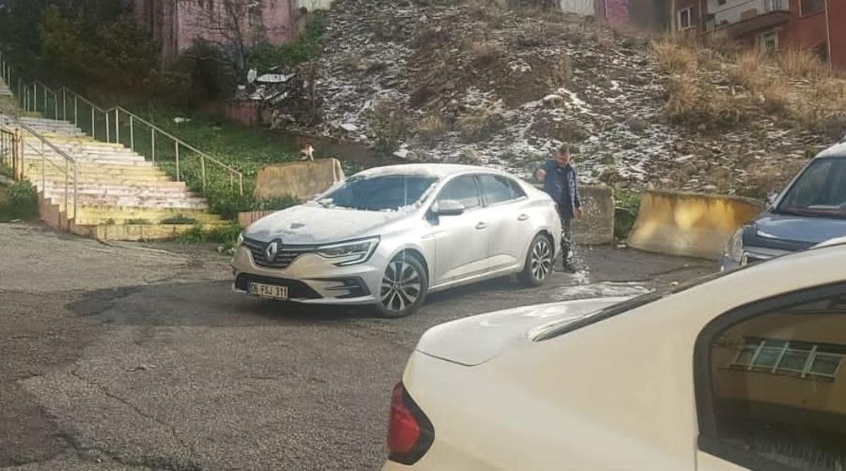 Ankara g&uuml;ne kar yağışıyla uyandı! Ara&ccedil;lar beyaza b&uuml;r&uuml;nd&uuml; 1
