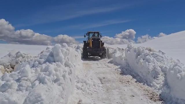 Kars&rsquo;ta kar nedeniyle k&ouml;y yolları kapandı 3
