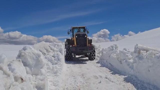 Kars&rsquo;ta kar nedeniyle k&ouml;y yolları kapandı 2