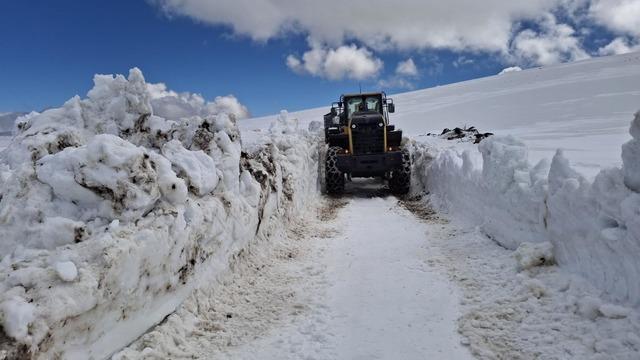 Kars’ta kar nedeniyle köy yolları kapandı