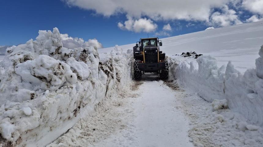 Kars&rsquo;ta kar nedeniyle k&ouml;y yolları kapandı