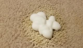 Halı temizliğinde tıraş k&ouml;p&uuml;ğ&uuml; mucizesi! Lekeyi adeta kusturuyor