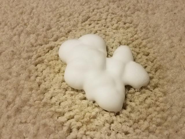 Halı temizliğinde tıraş k&ouml;p&uuml;ğ&uuml; mucizesi! Lekeyi adeta kusturuyor