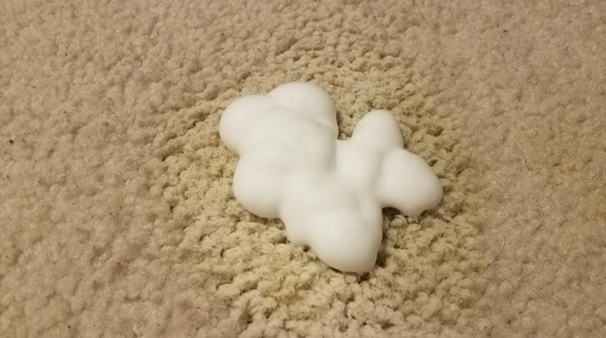 Halı temizliğinde tıraş k&ouml;p&uuml;ğ&uuml; mucizesi! Lekeyi adeta kusturuyor