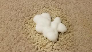 Halı temizliğinde tıraş köpüğü mucizesi! Lekeyi adeta kusturuyor