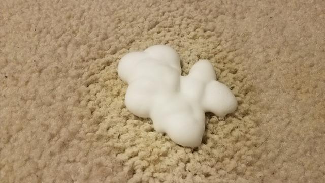 Halı temizliğinde tıraş köpüğü mucizesi! Lekeyi adeta kusturuyor