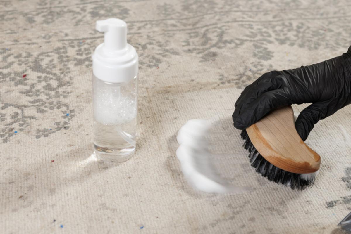 Halı temizliğinde tıraş köpüğü mucizesi! Lekeyi adeta kusturuyor 3