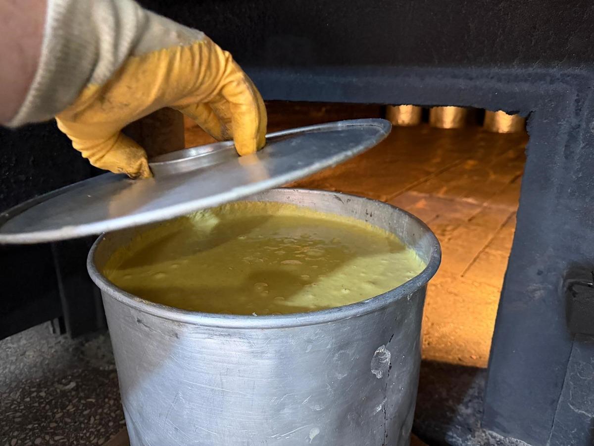 15 saatte hazırlanıyor! Kapış kapış gidiyor: Trabzon’un tenekede pişen ekmeği 2