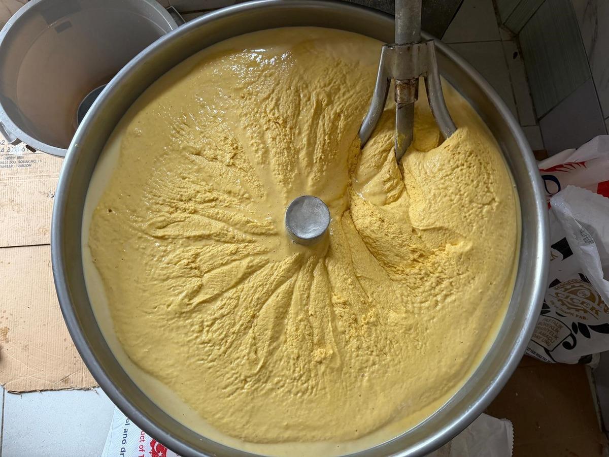 15 saatte hazırlanıyor! Kapış kapış gidiyor: Trabzon’un tenekede pişen ekmeği 4