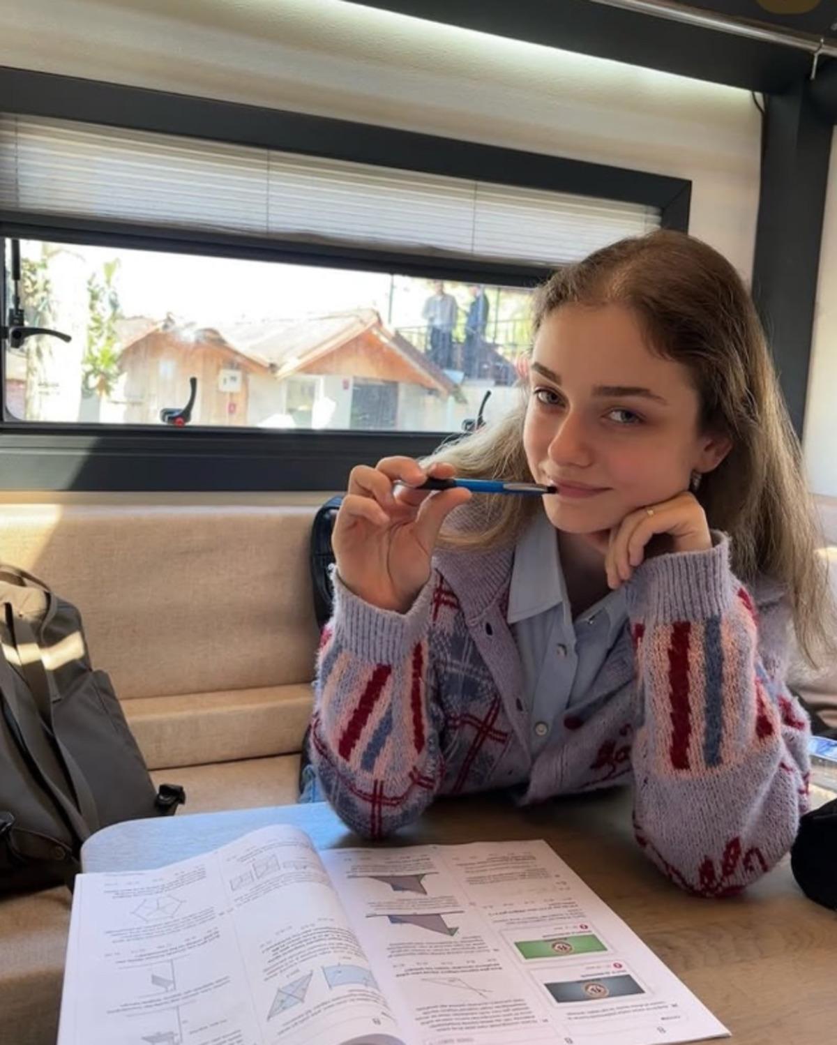 Taşacak Bu Deniz in Ak&ccedil;a sı Naz G&uuml;nay, sette YKS ye hazırlanıyor 1