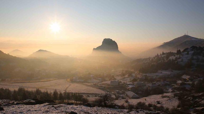 G&uuml;n doğumunda sis altında kalan kale kendisine hayran bıraktı
