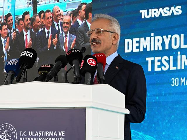 Uraloğlu a&ccedil;ıkladı: 'Ordumuz i&ccedil;in 41 yeni y&uuml;k vagonu &uuml;reteceğiz'