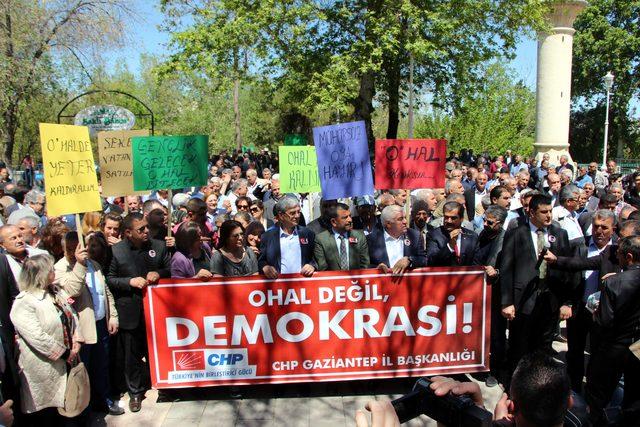 Gaziantep'te CHP'lilerden OHAL'e karşı oturma eylemi