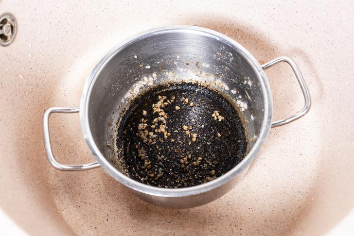 Sence tenceredeki yemek kalıntıları bu y&ouml;ntemlerden hangisiyle etkili bir şekilde temizlenir?