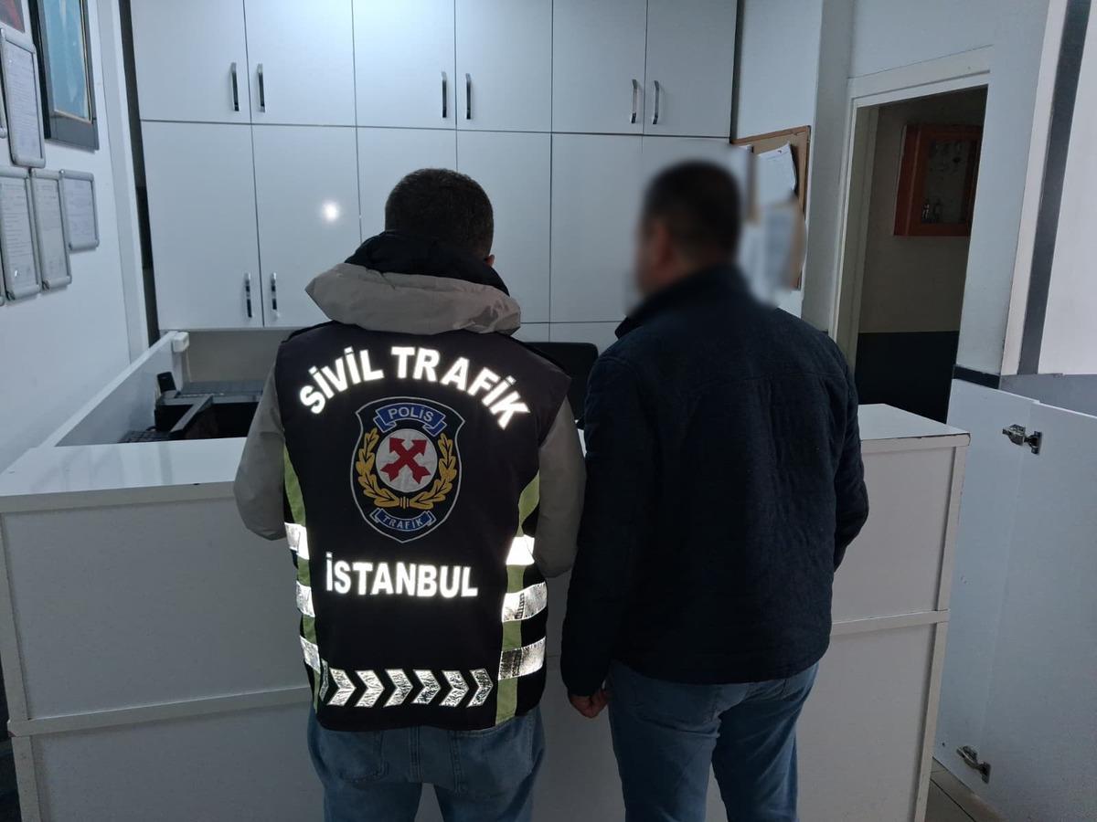 Trafikte korkun&ccedil; olay: Ara&ccedil;ta &ccedil;ocuğu olan kadının otomobiline saldırdı! 3