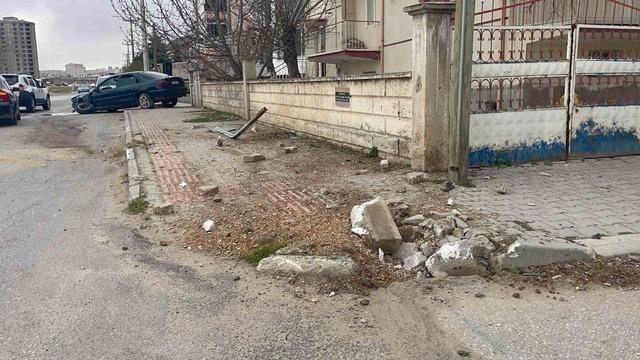 Karaman&rsquo;da kontrolden &ccedil;ıkan otomobil kaldırıma &ccedil;ıktı 3