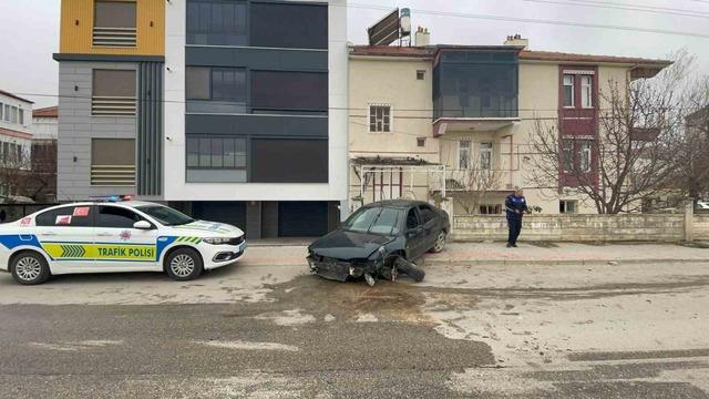 Karaman&rsquo;da kontrolden &ccedil;ıkan otomobil kaldırıma &ccedil;ıktı 2