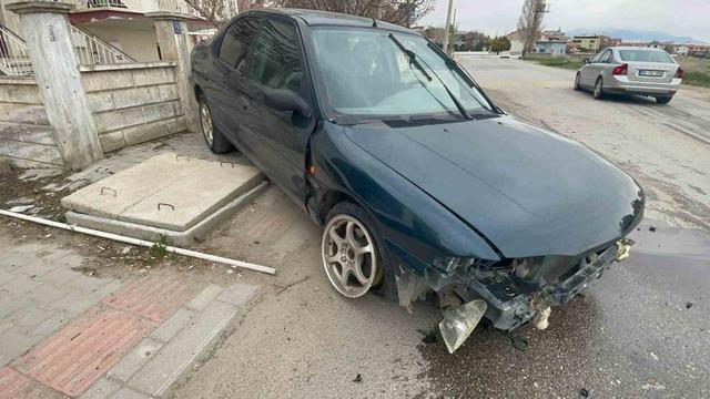 Karaman&rsquo;da kontrolden &ccedil;ıkan otomobil kaldırıma &ccedil;ıktı 1