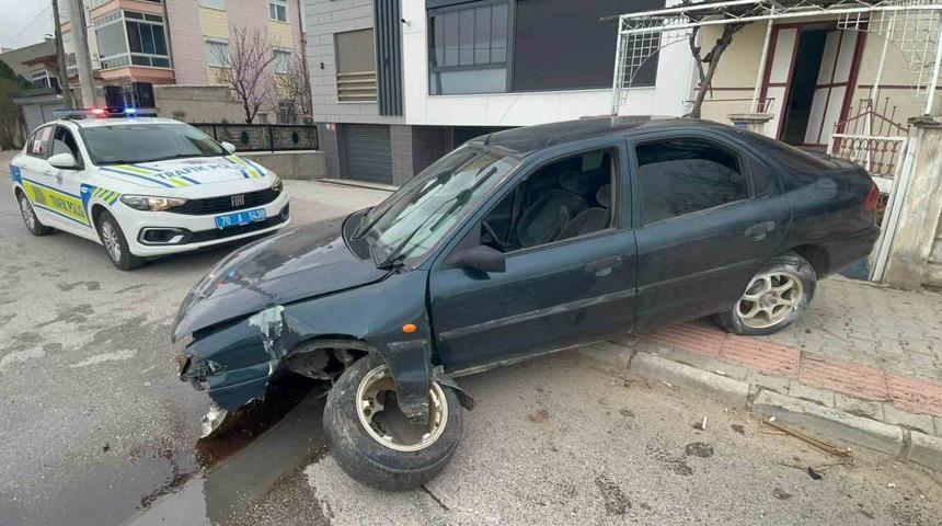 Karaman&rsquo;da kontrolden &ccedil;ıkan otomobil kaldırıma &ccedil;ıktı