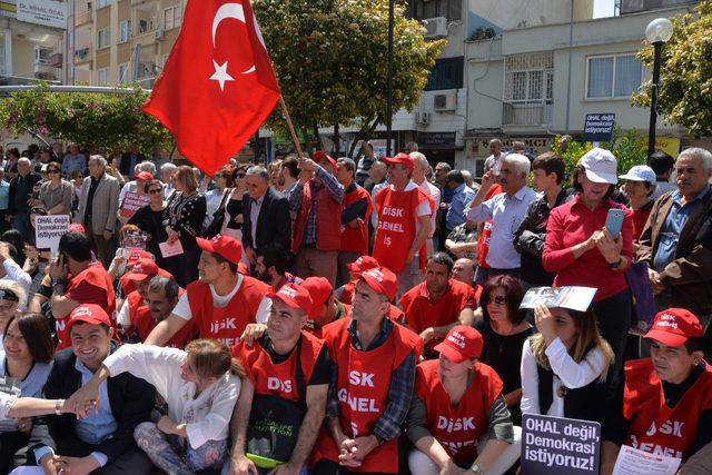 Mersin'de OHAL'e karşı oturma eylemi