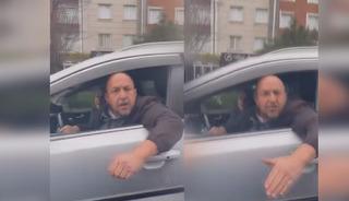 Ara&ccedil;ta &ccedil;ocuğu olan kadının otomobiline saldırdı!