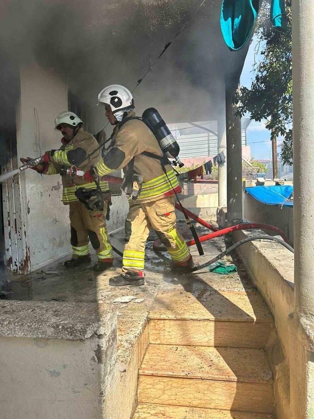 Reyhanlı’da müstakil ev alevlere teslim oldu 1