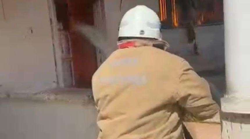 Reyhanlı&rsquo;da m&uuml;stakil ev alevlere teslim oldu